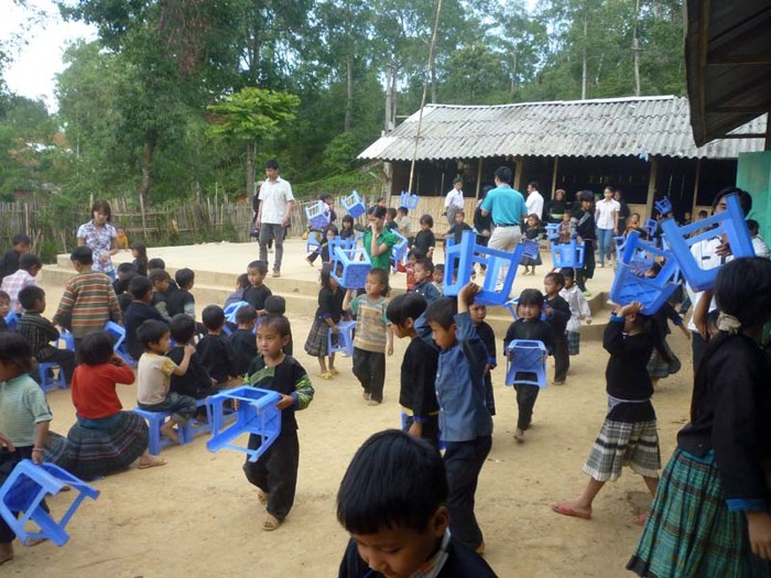 Sáng 18/5, học sinh nghèo Trường Tiểu học Xéo Dì Hồ, Lao Chải, Mù Cang Chải, Yến Bái vỡ òa niềm vui nhận quà từ đoàn từ thiện Ngân hàng Nông nghiệp và Phát triển nông thôn và nhóm thiện nguyện Vì ta cần nhau. Nghe tin có đoàn từ thiện đến thăm và tặng quà, học sinh nghèo Trường Xéo Dì Hồ đã tập trung từ sớm tinh mơ chờ đoàn từ thiện mặc dù gần 4 giờ chiều đoàn mới vượt qua được những cung đường hiểm trở đến với học sinh nghèo xã Lao Chải.